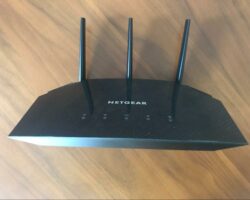 Netgear R6700AXS: Spolehlivá a dostupná volba pro rodiny s omezením provozu a rodičovskou kontrolou.