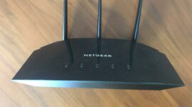 Netgear R6700AXS: Spolehlivá a dostupná volba pro rodiny s omezením provozu a rodičovskou kontrolou.