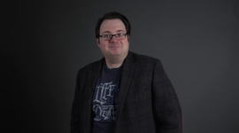 Brandon Sanderson, autor Rueda del Tiempo, pracuje na deskové hře do roku 2024.