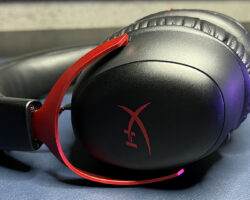 Recenze bezdrátového headsetu HyperX Cloud III Wireless: Kvalitní zvuk a omezené připojení