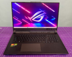 "Výkonný herní laptop Asus ROG Strix Scar 17 X3D s AMD Ryzen 9 745HX3D"