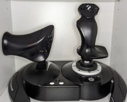 Recenze Thrustmaster T.Flight HOTAS One - nechte se unést výkonným letovým joystickem!