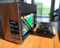 "Malý herní PC s dřevěným předním panelem míří na vaše herní konzole"